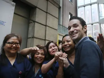 Craig Spencer, con trabajadoras del hospìtal Craig Spencer, con trabajadoras del hospìtal