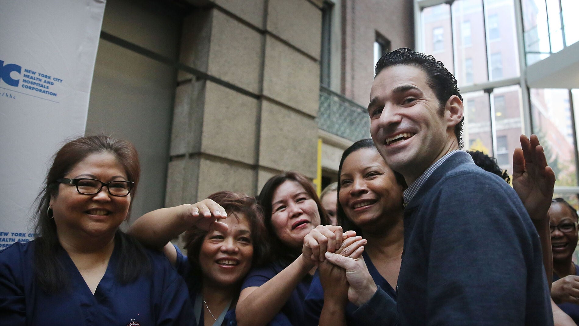 Craig Spencer, con trabajadoras del hosp&igrave;tal
