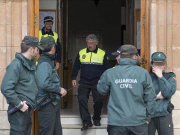 La Guardia Civil, durante el registro efectuado en el Ayuntamiento de La Carolina (Jaén)