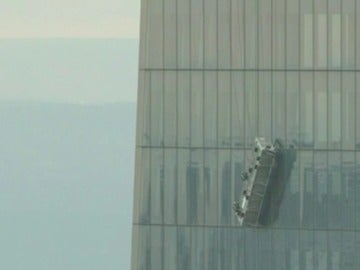 Imagen del andamio donde permanecen atrapados dos limpiacristales en el World Trade Center