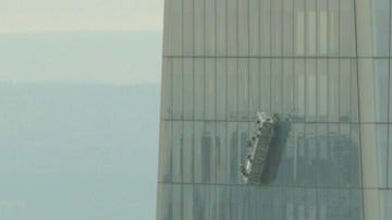 Imagen del andamio donde permanecen atrapados dos limpiacristales en el World Trade Center