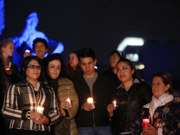 Jóvenes salen a las calles de México con vela para homenajear a los desaparecidos