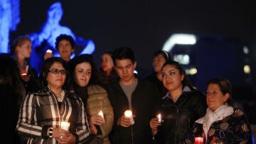 Jóvenes salen a las calles de México con vela para homenajear a los desaparecidos