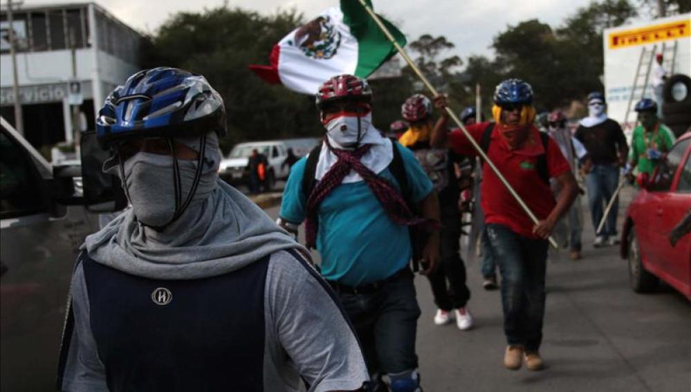 Familiares y estudiantes de Ayotzinapa inician caravana por 43 desaparecidos 