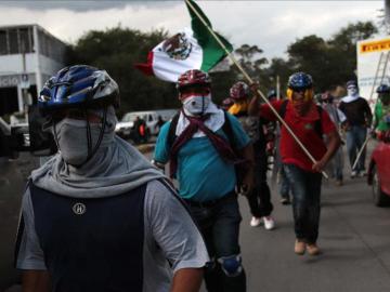 Familiares y estudiantes de Ayotzinapa inician caravana por 43 desaparecidos 