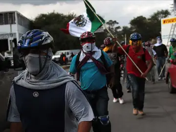 Familiares y estudiantes de Ayotzinapa inician caravana por 43 desaparecidos Familiares y estudiantes de Ayotzinapa inician caravana por 43 desaparecidos