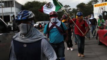 Familiares y estudiantes de Ayotzinapa inician caravana por 43 desaparecidos 