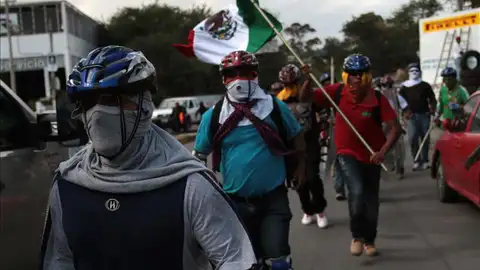 Familiares y estudiantes de Ayotzinapa inician caravana por 43 desaparecidos Familiares y estudiantes de Ayotzinapa inician caravana por 43 desaparecidos