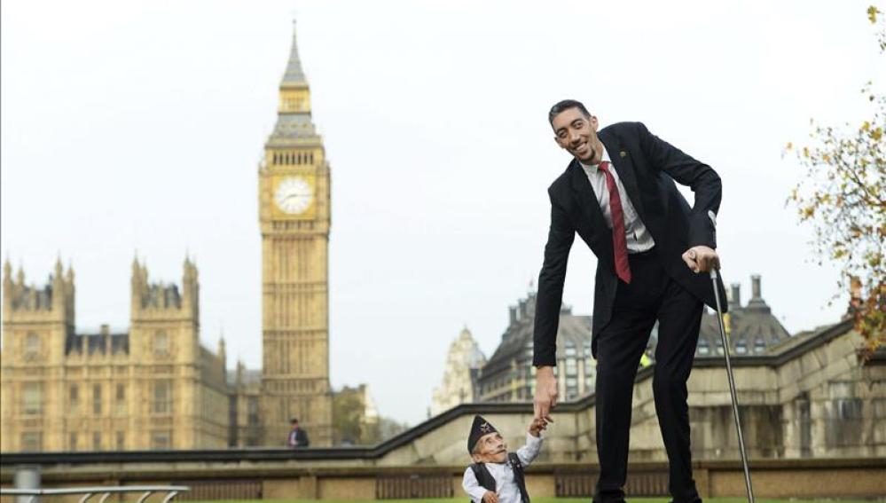 El hombre más alto y el más bajo del mundo, juntos en Londres