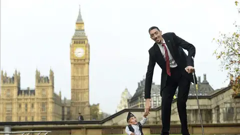El hombre más alto y el más bajo del mundo, juntos en Londres El hombre más alto y el más bajo del mundo, juntos en Londres