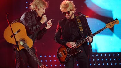 Pablo Alborán y Manel Fuentes a lo The Police con 'Message in a bottle'