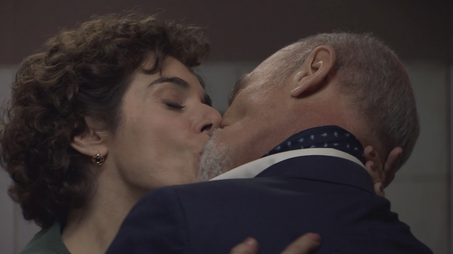 Benigna besa a Elías
