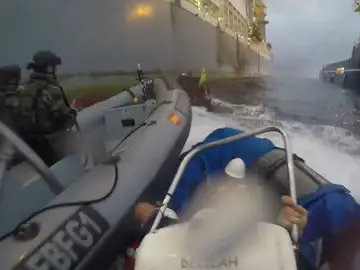 Una lancha de la Guardia Civil impide acercarse a una barca de Greenpeace Una lancha de la Guardia Civil impide acercarse a una barca de Greenpeace