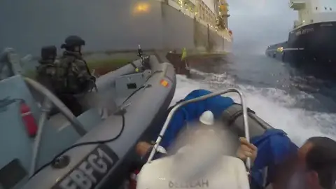 Una lancha de la Guardia Civil impide acercarse a una barca de Greenpeace Una lancha de la Guardia Civil impide acercarse a una barca de Greenpeace