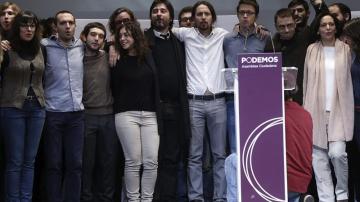 El líder de Podemos, Pablo Iglesias, junto a los miembros de su equipo