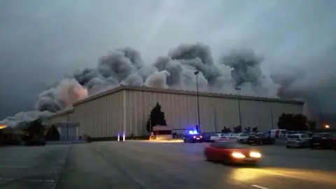 La fábrica de Campofrío rodeada de humo La fábrica de Campofrío rodeada de humo