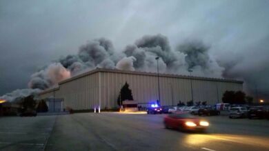 El incendio en la planta de Campofrío podría tardar varios días en extinguirse