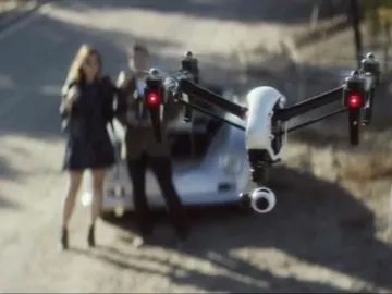 Jóvenes pilotan un dron Jóvenes pilotan un dron