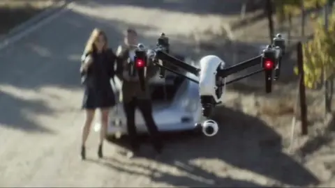 Jóvenes pilotan un dron Jóvenes pilotan un dron