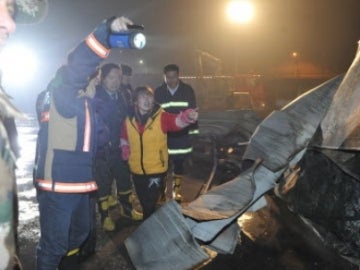 Equipos de rescate en el lugar del incendio