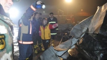 Equipos de rescate en el lugar del incendio