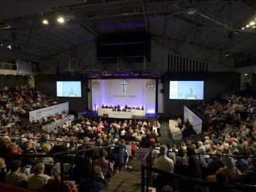 Votación de miembros de la Iglesia anglicana sobre las obispas