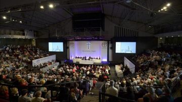 Votación de miembros de la Iglesia anglicana sobre las obispas