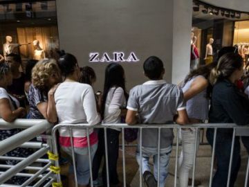 Venezolanos en cola frente a una tienda de Zara en Caracas