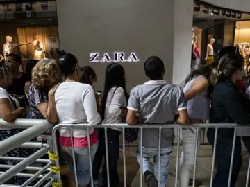 Venezolanos en cola frente a una tienda de Zara en Caracas Venezolanos en cola frente a una tienda de Zara en Caracas