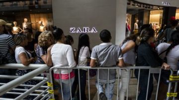 Venezolanos en cola frente a una tienda de Zara en Caracas