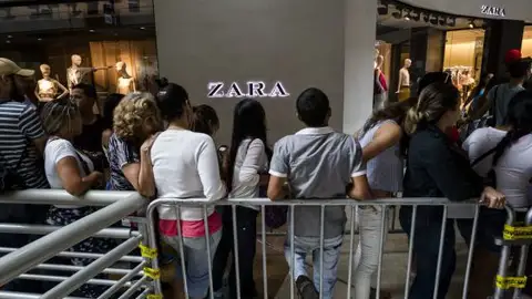 Venezolanos en cola frente a una tienda de Zara en Caracas Venezolanos en cola frente a una tienda de Zara en Caracas