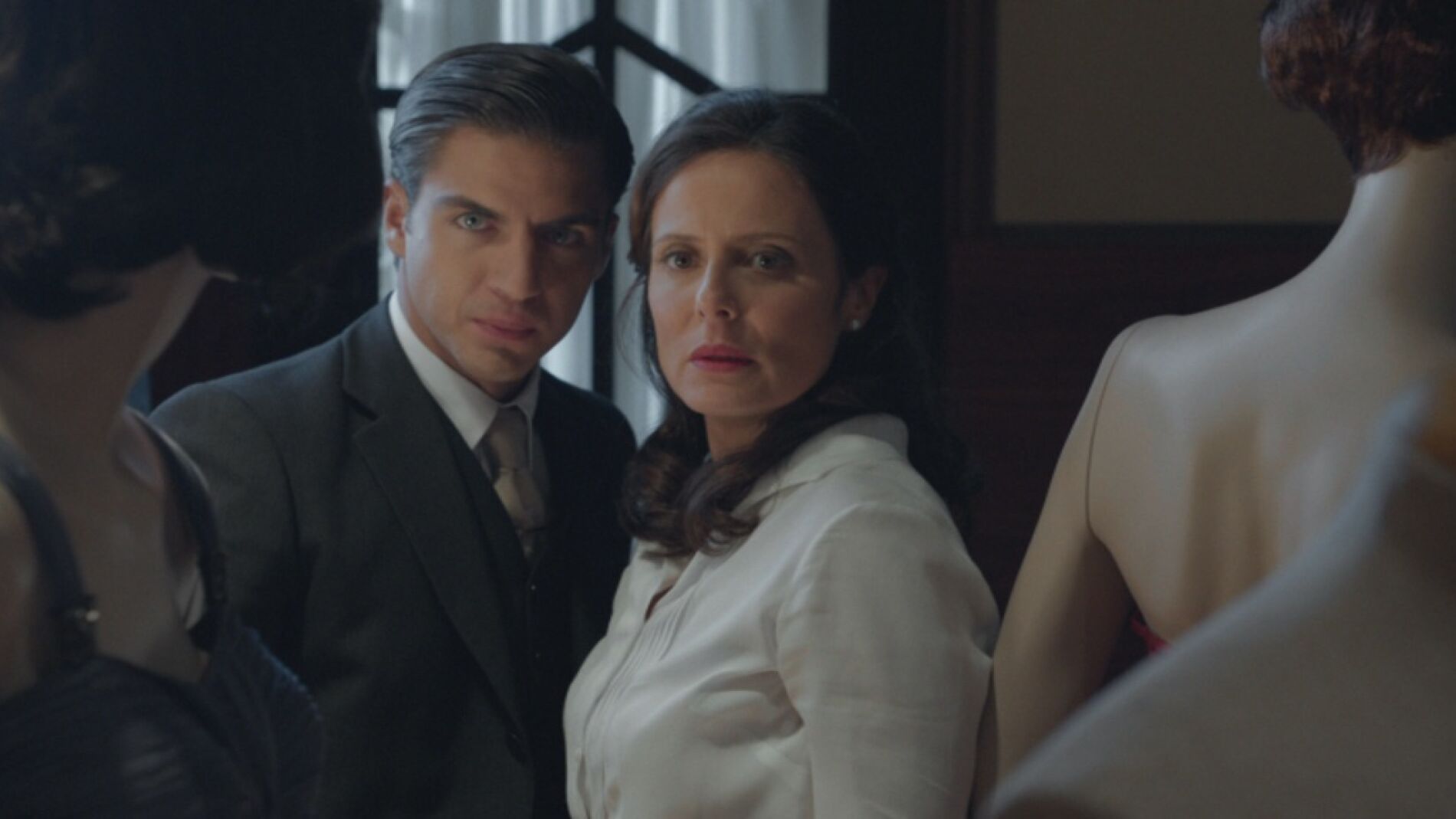 Max y Blanca son sorprendidos bes&aacute;ndose