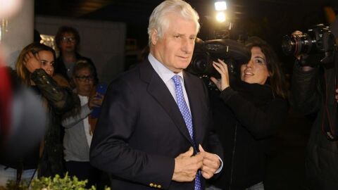 Carlos Mart&iacute;nez de Irujo, hijo de la Duquesa de Alba, a su llegada al hospital