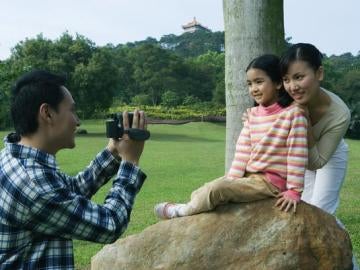 Una pareja posa junto a su hija en China.