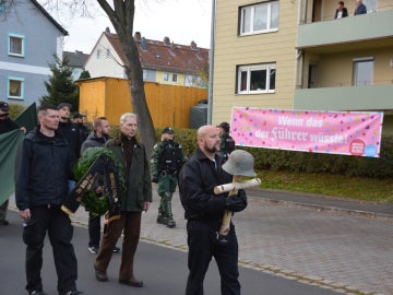 Los neonazis marchan con un cartel animándoles