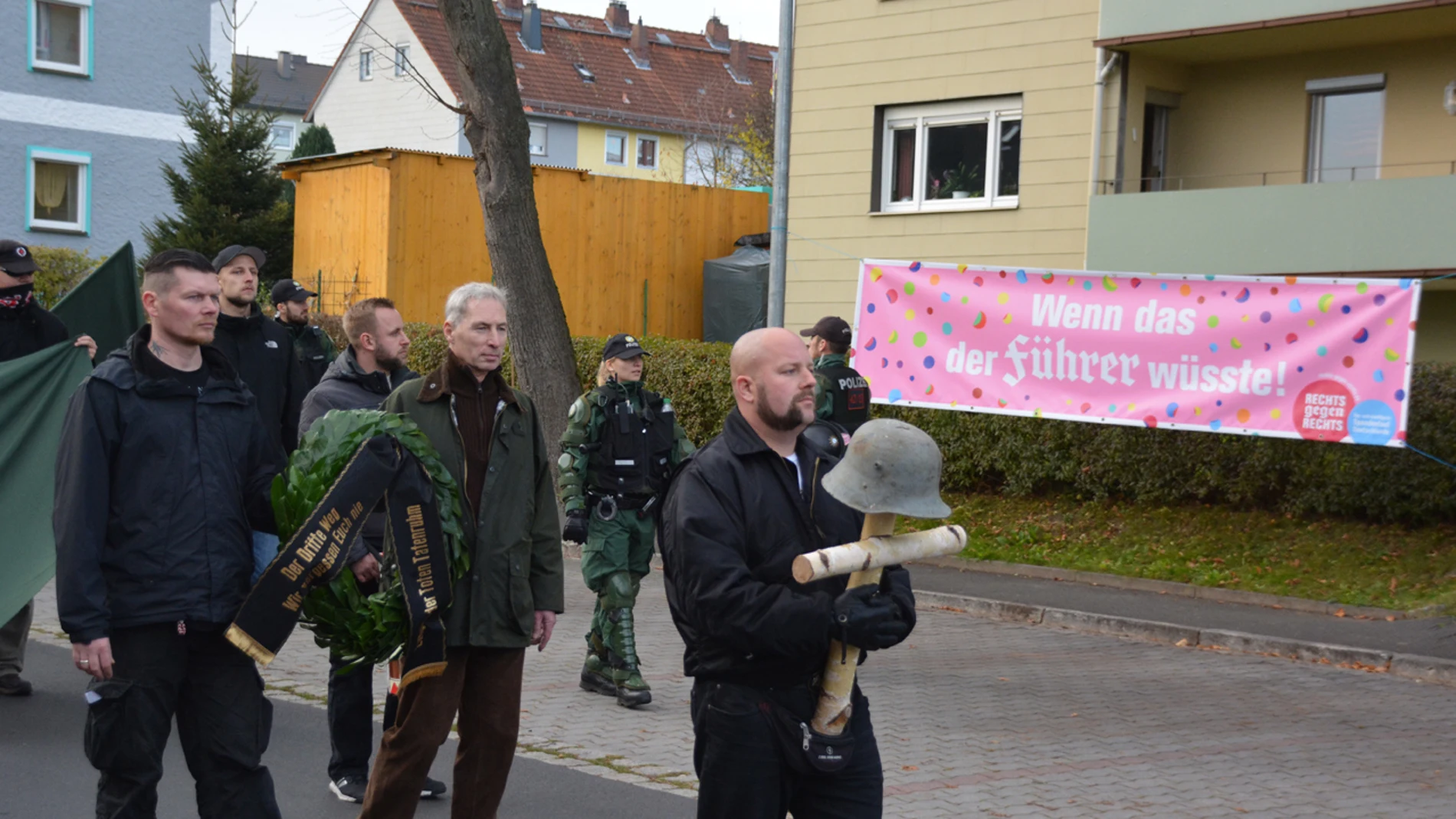 Los neonazis marchan con un cartel animándoles Los neonazis marchan con un cartel animándoles