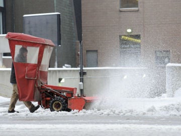 Un trabajador quita nieve de las calles