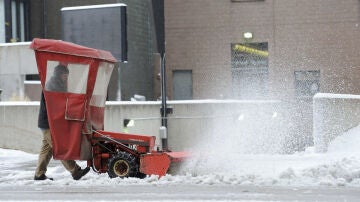 Un trabajador quita nieve de las calles