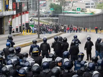 Tensión entre estudiantes mexicanos y policías en las inmediaciones del aeropuerto Tensión entre estudiantes mexicanos y policías en las inmediaciones del aeropuerto