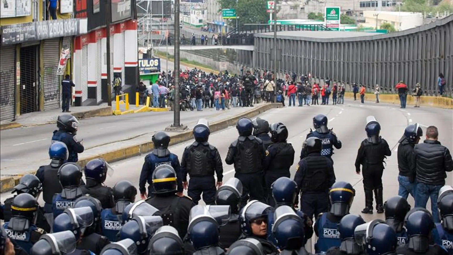 Tensión entre estudiantes mexicanos y policías en las inmediaciones del aeropuerto Tensión entre estudiantes mexicanos y policías en las inmediaciones del aeropuerto
