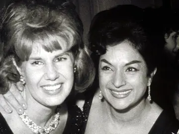 La Duquesa de Alba abrazada a Lola Flores La Duquesa de Alba abrazada a Lola Flores