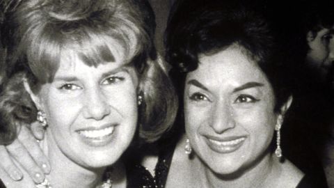 La Duquesa de Alba abrazada a Lola Flores