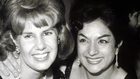 La Duquesa de Alba abrazada a Lola Flores La Duquesa de Alba abrazada a Lola Flores