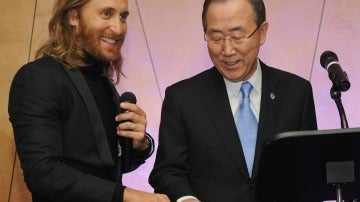 El dj David Guetta, junto al secretario general de la ONU Ban Ki-moon