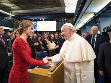  al papa Francisco estrecha la mano de la reina Letizia