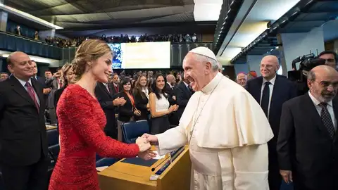 al papa Francisco estrecha la mano de la reina Letizia al papa Francisco estrecha la mano de la reina Letizia