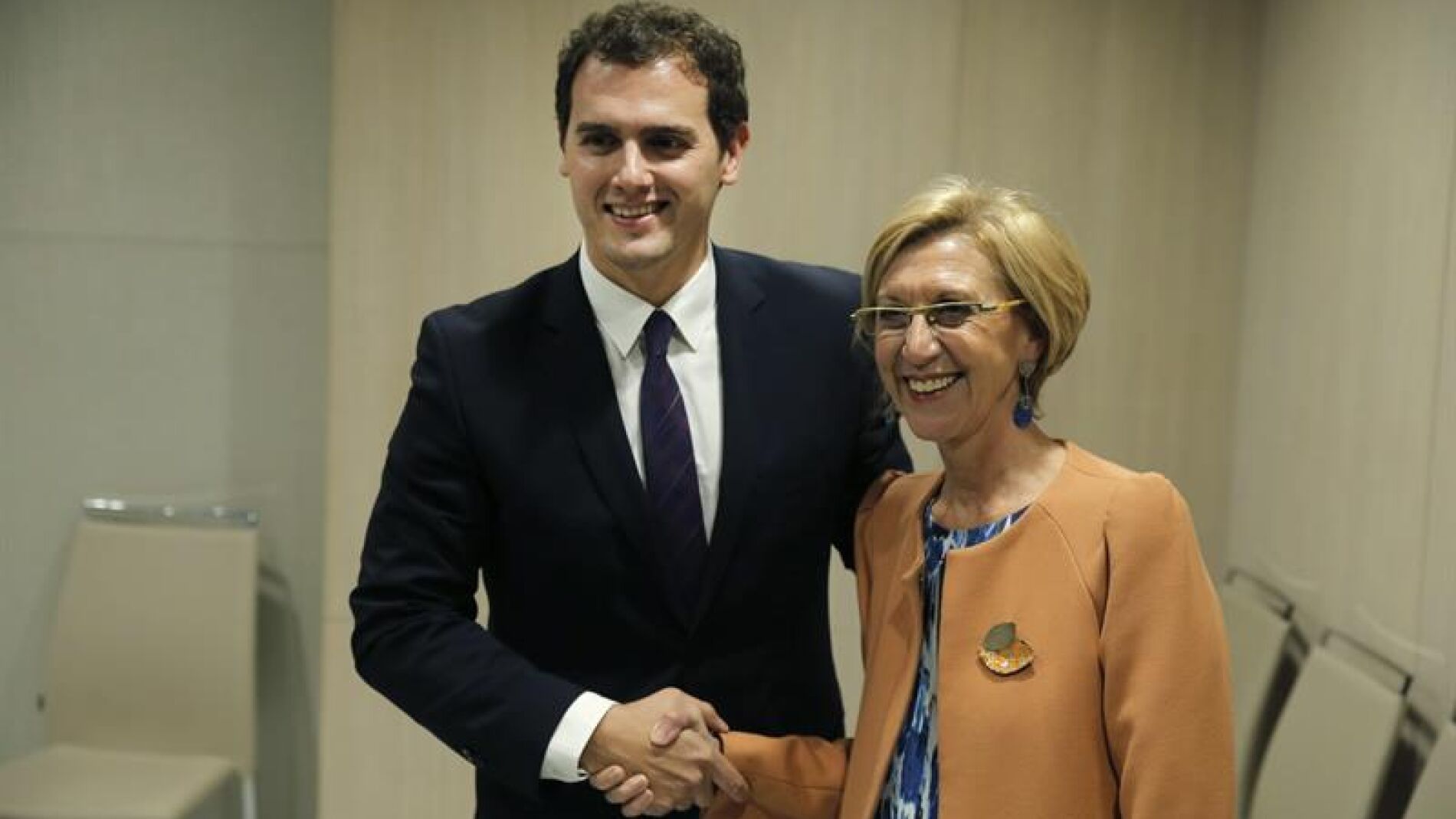 Albert Rivera y Rosa D&iacute;ez posan juntos.