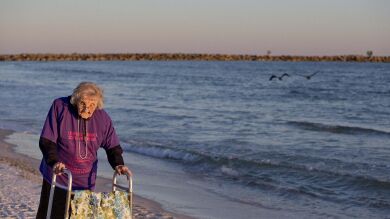 Una anciana de Tennessee visita el mar por primera vez en su 101 cumpleaños