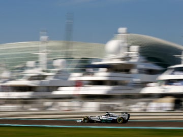 Lewis Hamilton rueda con el Mercedes en Abu Dabi