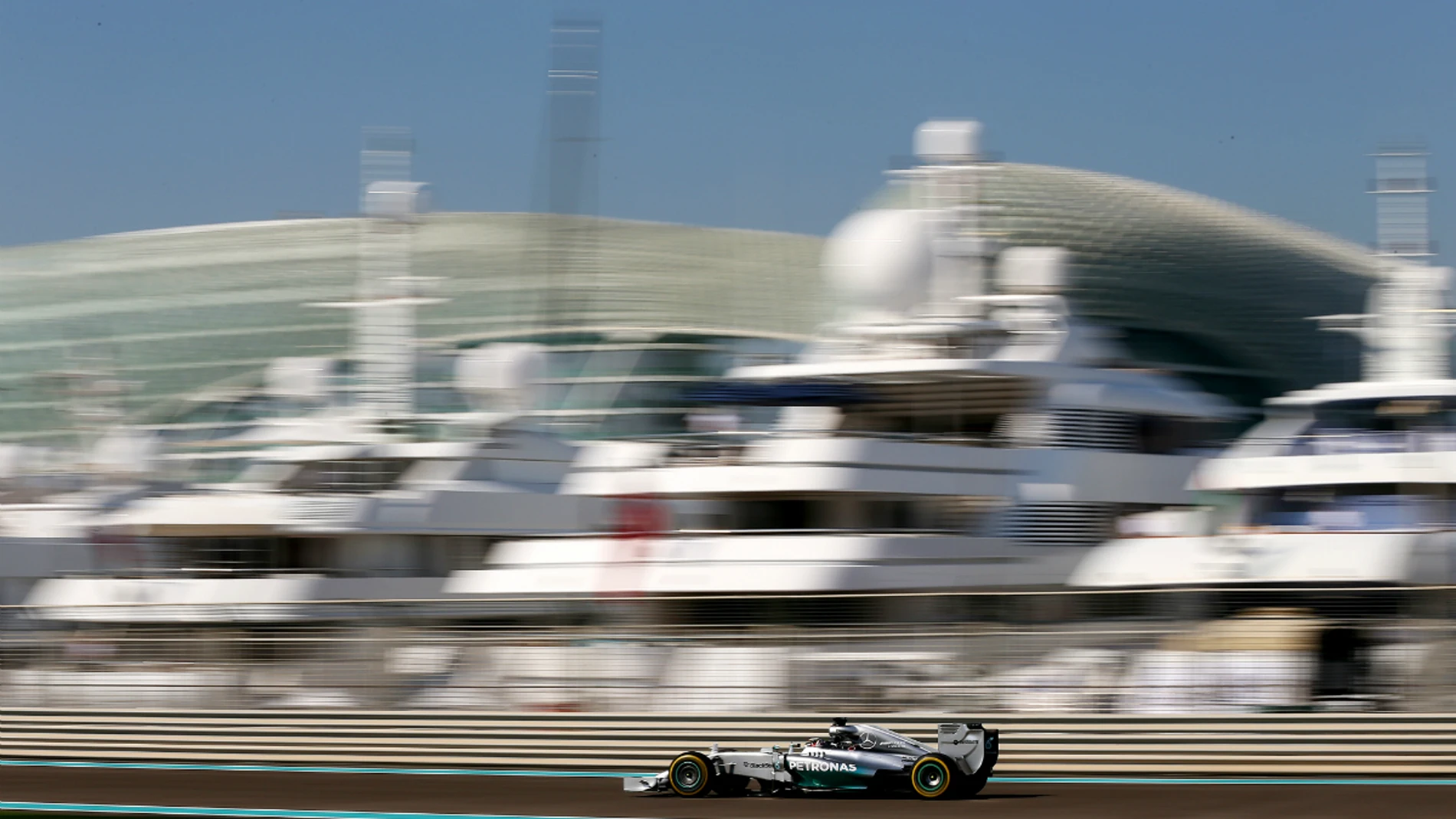 Lewis Hamilton rueda con el Mercedes en Abu Dabi